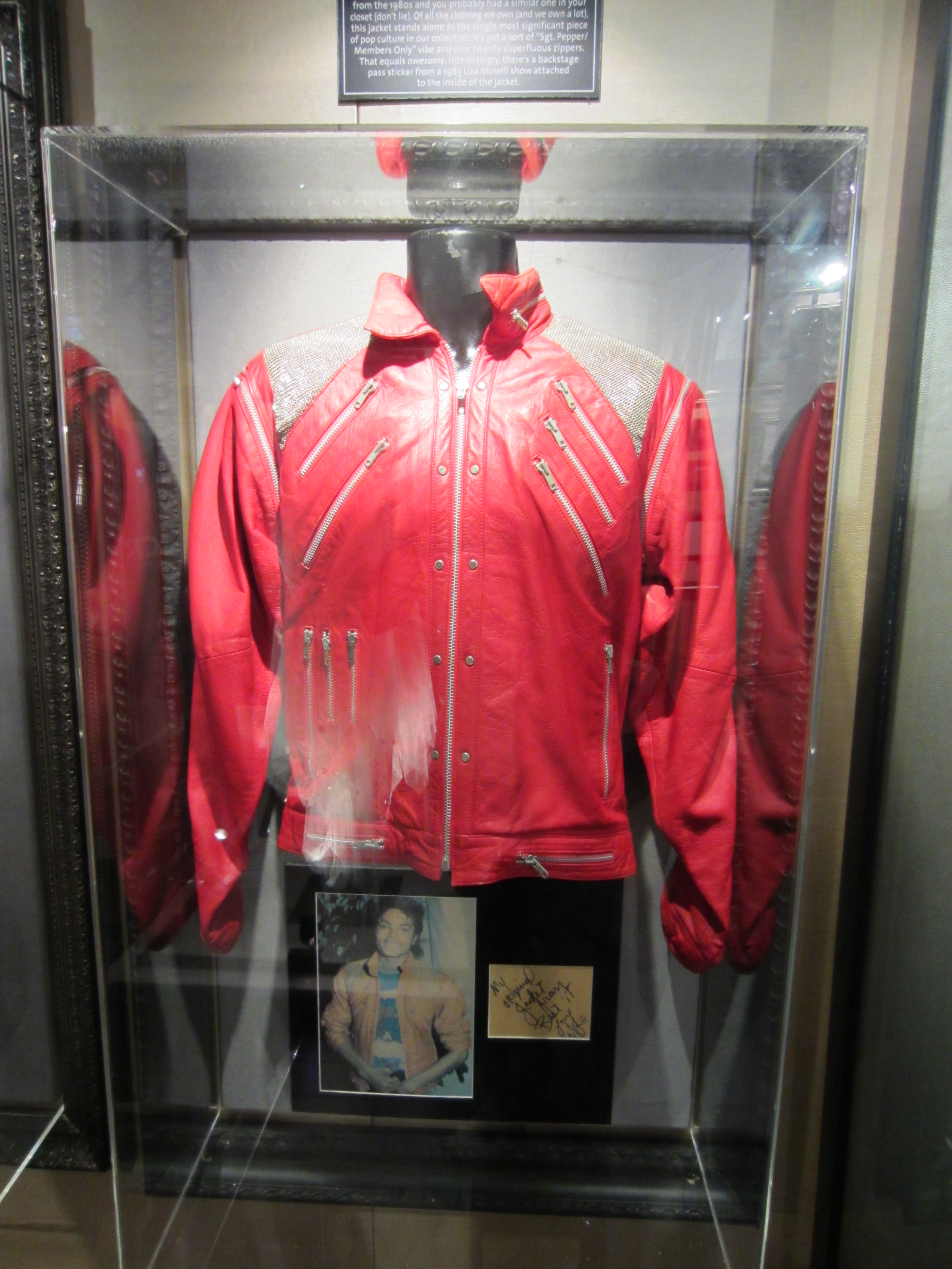2011년 8월 14일 마이애미 전시 기록 · 사진: Phillip Pessar · 원제: MIchael Jackson Beat It Jacket · CC BY 2.0 · 추가 수정 없음