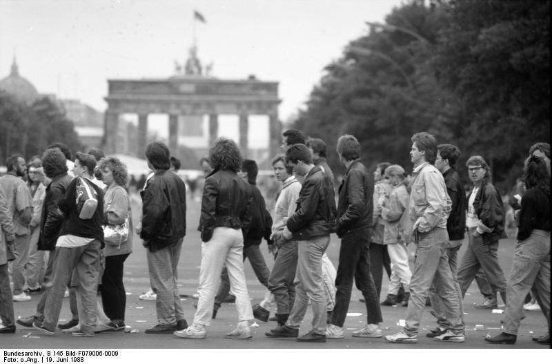 1988년 6월 19일 베를린 공연 대기 관객 · 촬영자 미상 · Bundesarchiv, B 145 Bild-F079006-0009 / CC-BY-SA 3.0 · 추가 수정 없음