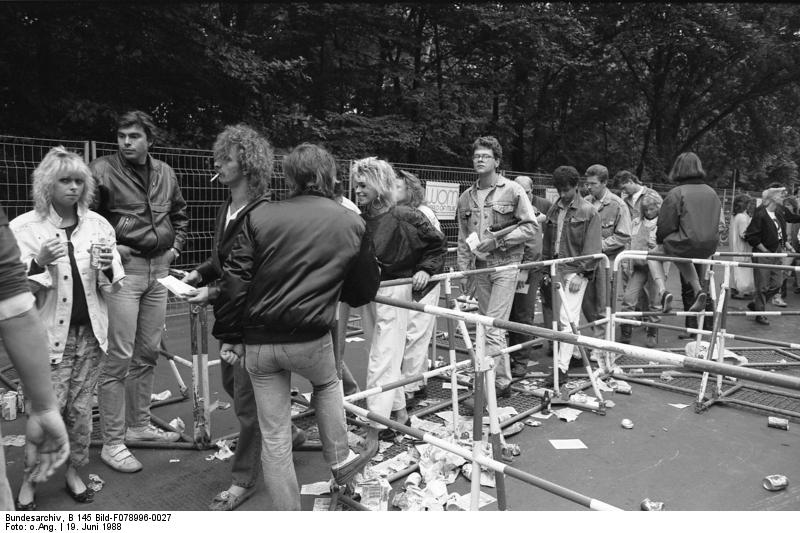 1988년 6월 19일 베를린 공연 대기 줄 · 촬영자 미상 · Bundesarchiv, B 145 Bild-F078996-0027 / CC-BY-SA 3.0 · 최초 공개본, 추가 수정 없음