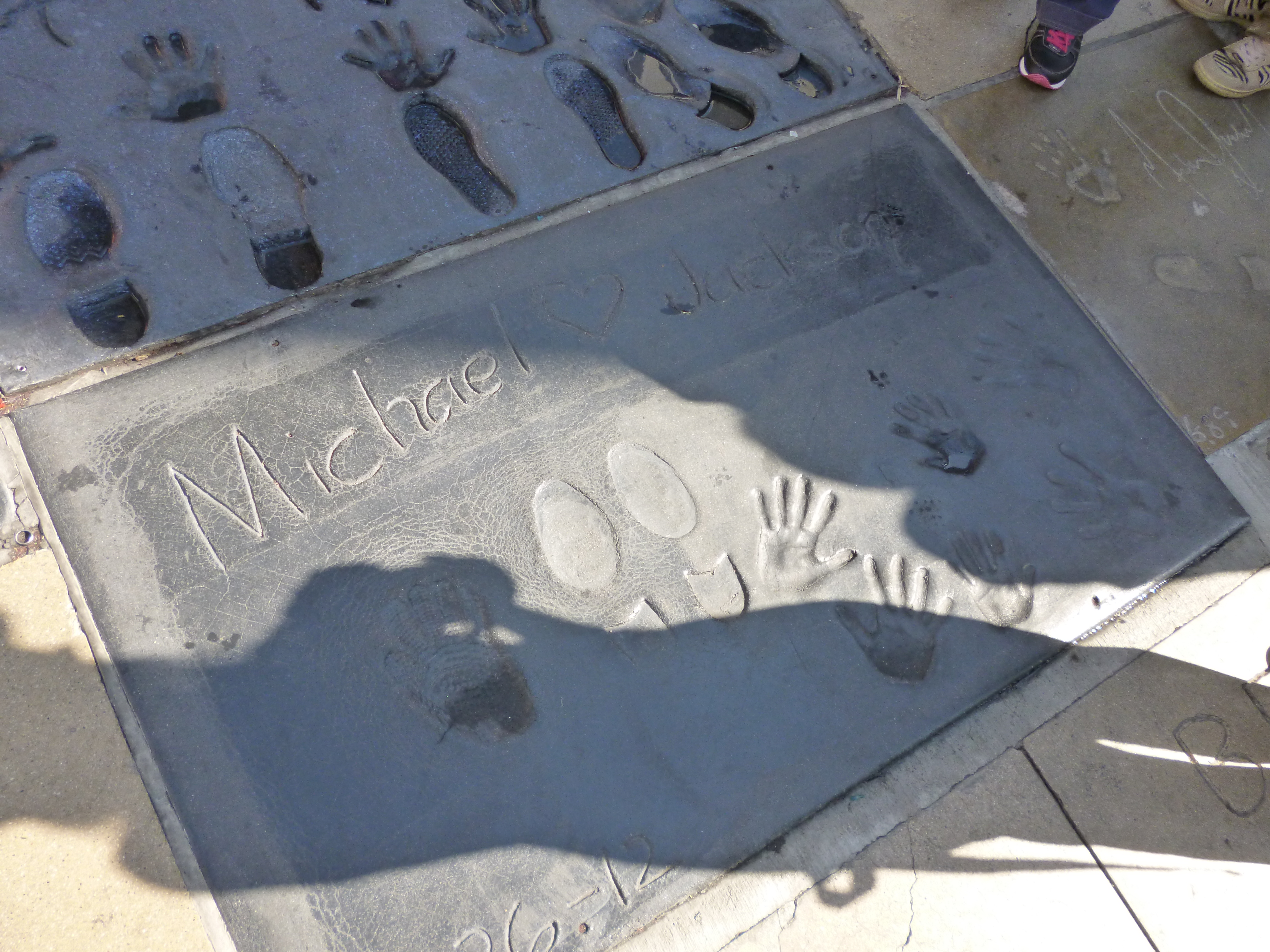 2012년 9월 16일 차이니스 극장 기념패 · 사진: Shinya Suzuki · 원제: Michael Jackson's Hand and foot prints · CC BY 2.0 · 추가 수정 없음