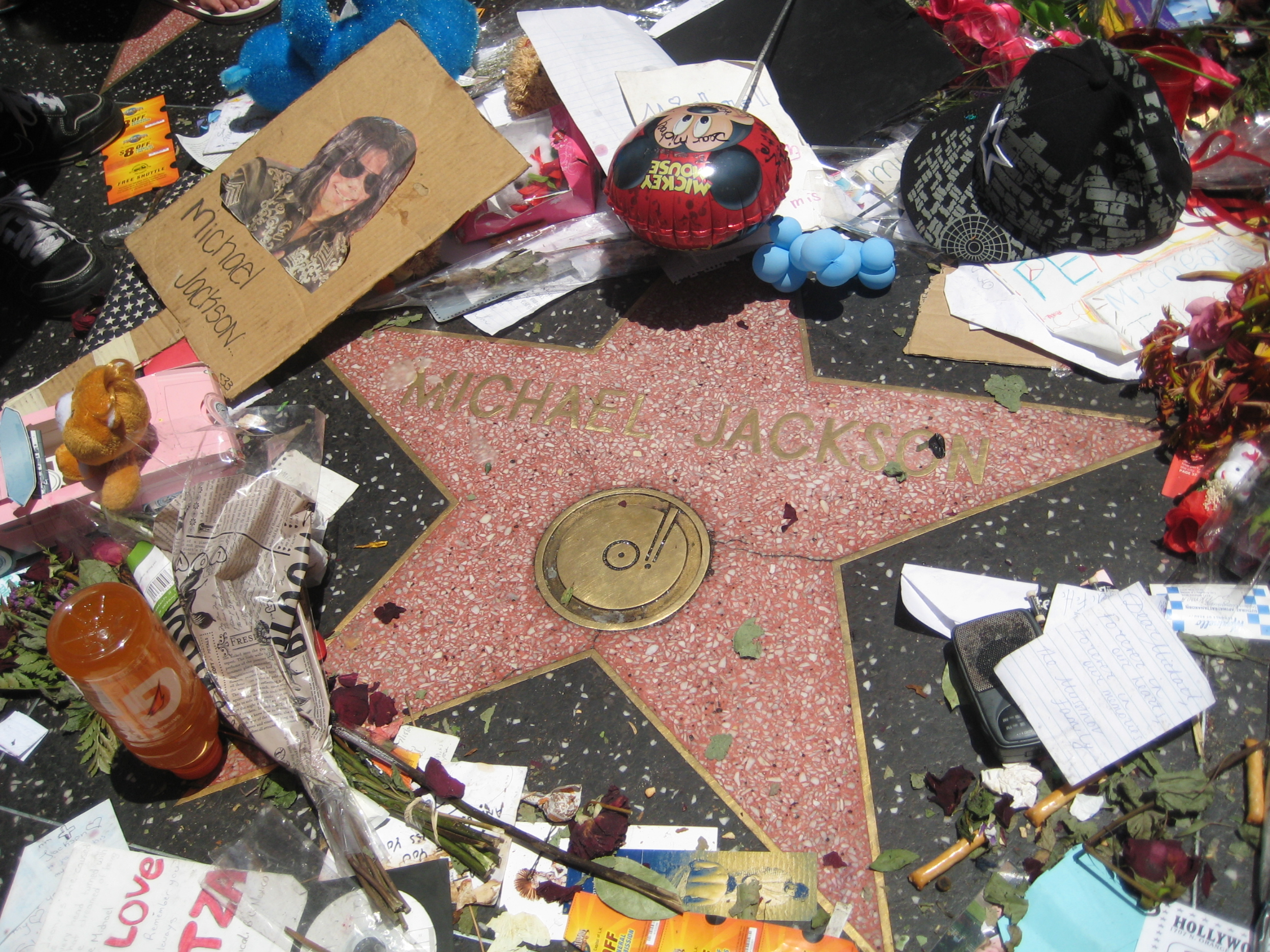 2009년 7월 19일 할리우드 명예의 거리 · 사진: Ricardo Diaz(ricardodiaz11) · 원제: Michael Jackson Star on Hollywood Blvd. · CC BY 2.0 · 추가 수정 없음