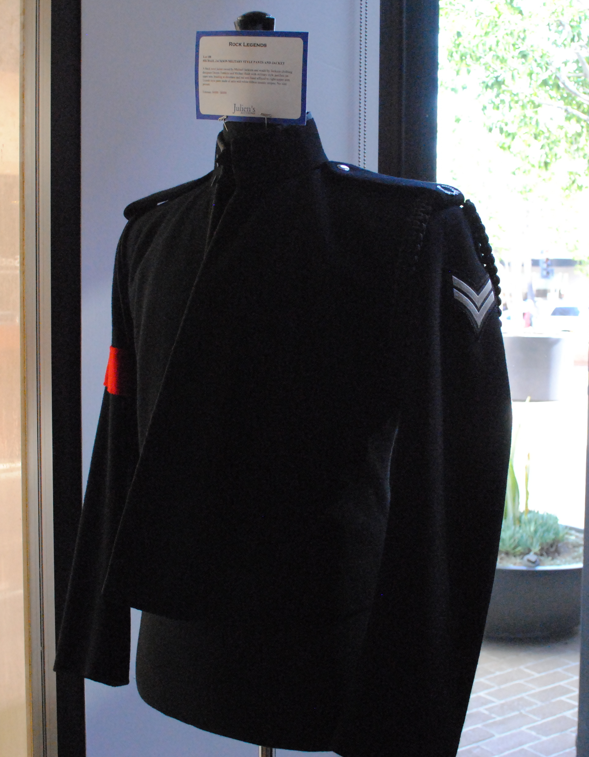 2011년 3월 8일 줄리언스 사전 공개 · 사진: Deidre Woollard · 원제: michael jackson's jacket · CC BY 2.0 · 추가 수정 없음